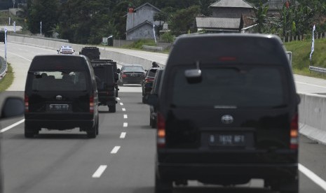 Rangkaian mobil presiden melintasi Jalan Tol Ciawi-Sukabumi Seksi 1 (Ciawi-Cigombong) sebelum peresmian di Bogor, Jawa Barat, Sabtu (1/12/2018). 