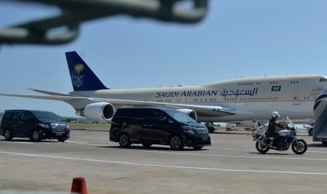 Rangkaian mobil yang membawa rombongan Raja Arab Saudi Salman bin Abdulaziz al-Saud melintas di kawasan Bandara Internasional I Gusti Ngurah Rai, Bali, Sabtu (11/3). Ratusan orang yang merupakan rombongan Raja Salman mulai meninggalkan Bali menuju Jepang p