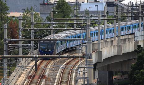 Rangkaian MRT melintasi Halte Transjakarta Centrale Stichting Wederopbouw (CSW) di Jakarta (ilustrasi). PT MRT Jakarta (Perseroda) melakukan perubahan kebijakan dengan memperpanjang waktu operasional sampai pukul 24.00 WIB yang berlaku mulai Selasa (15/11/2022). . 