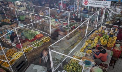 Rangkaian sekat plastik dipasang di Pasar Gede, Solo, Jawa Tengah, Rabu (16/12). Kementerian Perdagangan (Kemendag) menyatakan, sebanyak 46 pasar rakyat di Indonesia telah memiliki sertifikat Standar Nasional Indonesia (SNI) yang tersebar di 11 provinsi. 