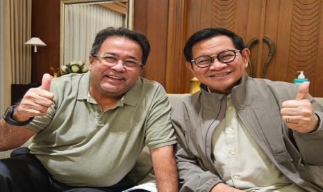 Rano Karno (kiri) berpose bersama Pramono Anung.