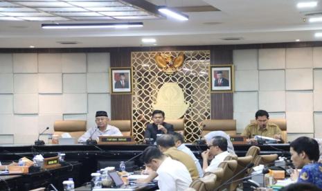 Rapat Banggar dipimpin oleh Wakil Ketua DPRD Jawa Barat Oleh Soleh. Hadir pula Wakil Ketua DPRD Jawa Barat Achmad Ru’yat, Ineu Purwadewi Sundari, dan Anggota Banggar lainnya serta Badan Pembentukan Peraturan Daerah (Bapemperda), juga Sekretaris DPRD Jawa Barat, Barnas Adjidin. Sedangkan dari eksekutif, hadir Pj Sekda Provinsi Jabar Mohammad Taufiq Budi Santoso dan Tim Anggaran Pemerintah Daerah (TAPD) Jawa Barat.