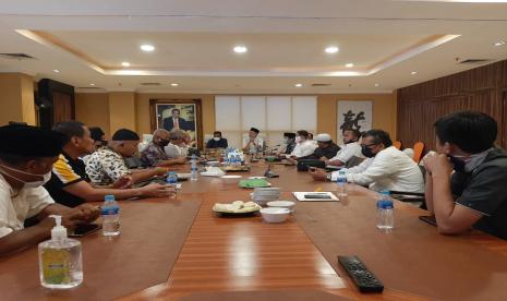 Rapat dengan Asosiasi Haji, BPKH Laporkan Soal Keuangan Haji. Foto: Suasana pertemuan BPKH dengan asosiasi haji dan umroh membahas soal keuangan haji, Jumat (5/6). 