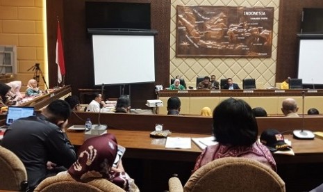 Rapat dengar pendapat Komisi II dengan Kemendagri, Selasa (16/10) 