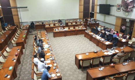 Rapat dengar pendapat Umum soal seleski capim KPK di Komisi III DPR RI hanya dihadiri tiga kelompok masyrakat, yakni Indonesia Police Watch (IPW) yang selama ini aktif mengomentari kinerja kepolisian, Presidium Organisasi Kepemudaan Nasional (Poknas) dan Presidium Relawan Indonesia Bersatu. Selasa (10/9). 