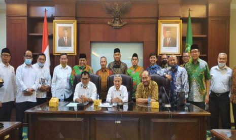 Rapat Kemenag bersama asosiasi haji dan umrah pada Senin (27/7).