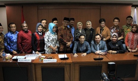 Rapat kerja antara Komite III DPD RI dengan Mendikbud, Nadiem Makarim di Gedung B DPD RI, Jakarta, Rabu (12/2). Wakil Ketua DPD RI Sultan Baktiar Najamudin meminta pemerintah untuk meningkatkan pemerataan kualitas pendidikan di daerah.  