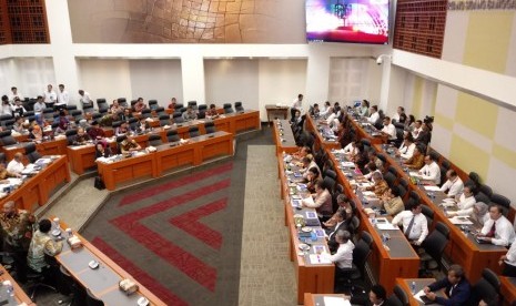 Rapat kerja Badan Anggaran DPR dengan Kementerian Keuangan, Bank Indonesia dan Kementerian PPN tentang Penetapan Postur Sementara RAPBN 2019 di Ruang Rapat Banggar DPR, Jakarta, Senin (15/10).