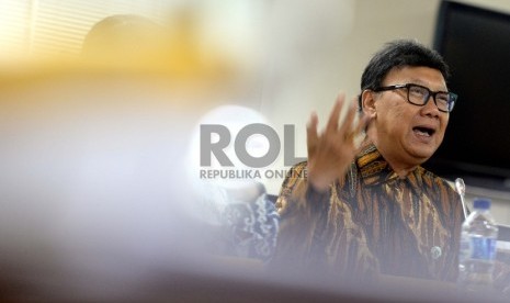   Rapat Kerja dengan DPD. Menteri Dalam Negeri Tjahjo Kumolo mengikuti rapat kerja dengan Komite I DPD RI di Kompleks Parlemen, Senayan, Jakarta, Senin (21/9).  (Republika/Wihdan)