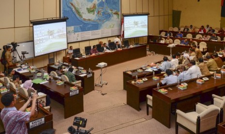 Rapat kerja Komisi II dengan Kemenhumham, Senn (16/10).