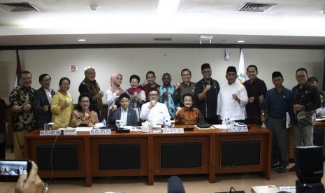 Rapat Kerja Komite I DPD RI dengan Menteri Pendayagunaan Aparatur Negara dan Reformasi Birokrasi  (Menteri PANRB) saat membahas evaluasi pelaksanaan UU No. 5 Tahun 2014 tentang Aparatur Sipil Negara dan Program Reformasi Birokasi khususnya terkait penyederhanaan birokrasi, di Ruang Rapat Komite I Komplek Parlemen Senayan Jakarta, Selasa, (21/1).