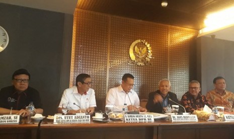 Rapat konsultasi gabungan pimpinan DPR dengan Menkumham, Mendagri, KPU, dan Bawaslu di Kompleks Parlemen, Senayan, Jakarta, Kamis (5/7). Rapat konsultasi membahas larangan menjadi caleg untuk narapidana tertentu pascadiundangkannya PKPU tentang Pencalonan Caleg.