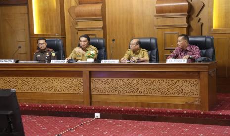 Rapat Koordinasi (Rakor) Tindak Lanjut Peraturan Daerah Provinsi Banten Nomor 5 Tahun 2023 tentang Pendirian Perseroan Terbatas Bank Pembangunan Daerah Banten (Perseroda) Tbk yang berlangsung di Gedung Negara Provinsi Banten. 