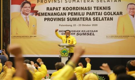 Rapat Koordinasi Teknis Pemenangan Pemilu Partai Golkar Provinsi Sumatera Selatan 2020 di Hotel Santika Palembang, (20/10) resmi dibuka. Dr Dody Reza Alex Noerdin Lic Econ MBA Ketua DPD Partai Golkar, dalam pidato pembukaan menegaskan kepada semua kader partai wajib tunduk memenangkan calon dari partai golkar sesuai pesan dari ketua DPP.