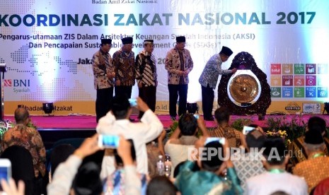 Rapat Koordinasi Zakat Nasional. Wakil Presiden Jusuf Kalla membuka secara simbolis bersama Menteri Agama Lukman Hakim Saifuddin, dan Ketua Baznas Bambang Sudibyo (dari kanan) pembukaan Rapat Koordinasi Zakat Nasional 2017 di Jakarta, Rabu (4/10). 