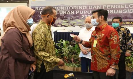 Rapat Monitoring dan Pengelolaan Penyaluran Pupuk Bersubsidi Tahun Anggaran 2020 yang diselenggarakan di Hotel Aston Cirebon, Kamis malam (27/8). Pada kesempatan tersebut, Menteri Pertanian Syahrul Yasin Limpo (SYL) memaparkan bahwa pertanian merupakan sektor yang mampu bertahan di tengah situasi luar biasa seperti pandemi Covid-19 saat ini.