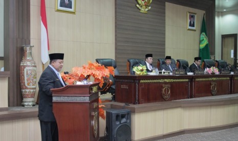 Rapat paripurna masa persidangan III rapat ke-32 DPRD Musi Banyuasin (Muba), Senin (18/12) dengan dihadiri Wakil Bupati Muba Beni Hernedi mensahkan peraturan daerah (Perda) tentang Pengelolaan Zakat, Infak dan Sedekah. 