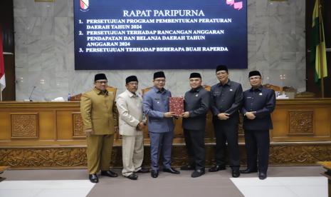 Rapat Paripurna Penyampaian Nota Pengantar Bupati Bandung terhadap Raperda tentang Perubahan Kedua atas Perda No. 12/2019 tentang Penyetaraan Modal Daerah kepada Perumda Air Minum Tirta Raharja, di Ruang Rapat Paripurna DPRD Kabupaten Bandung, Senin (13/11/2023).