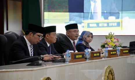 Rapat Paripurna Penyerahan Laporan Hasil Pemeriksaan (LHP) Laporan Keuangan Pemerintah Daerah (LKPD) Jawa Barat (Jabar) Tahun Anggaran 2022 di Gedung DPRD Provinsi Jabar, Kota Bandung, Senin (15/5/2023).