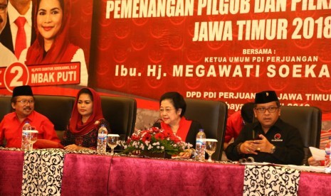 Rapat pemenangan pasangan Gus Ipul-Puti di Pilkada Jatim, yang dipimpin Ketum PDIP Megawati Soekarnoputri dan Sekjen PDIP Hasto Kristianto, Sabtu (28/4).