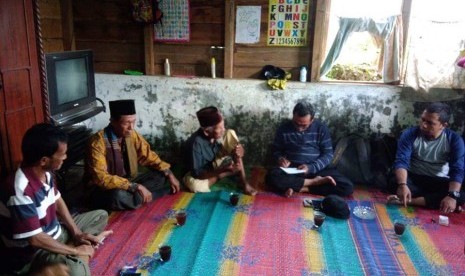 Rapat Penjago Bondar Desa Hatabosi, Tapsel, untuk menjaga konservasi air kawasan Cagar Alam Sibual-buali.