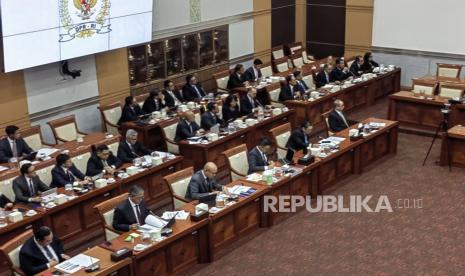 Rapat perdana Komisi I DPR RI dengan Menteri Luar Negeri (Menlu) RI Sugiono di Kompleks Parlemen, Senayan, Jakarta Pusat, Senin (2/12/2024).