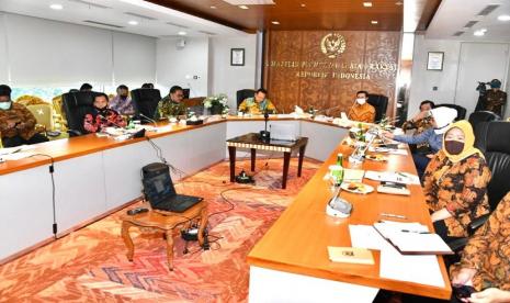 Rapat Pimpinan MPR bersama Badan Penganggaran MPR RI di Ruang Rapat Pimpinan MPR, Gedung Nusantara III, Kompleks Parlemen Senayan, Jakarta, Kamis (16/4).