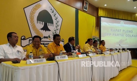 Rapat Pleno Dewan Pimpinan Pusat Partai Golkar terkait konsolidasi partai pasca penahanan Ketua Umum Setya Novanto di Kantor DPP Partai Golkar, Slipi, Jakarta pada Selasa (21/11).