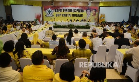  Rapat pleno DPP Golkar di ruang rapat utama gedung DPP Partai Golkar, Jakarta, Selasa (18/7).