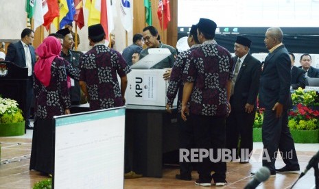 Rapat pleno rekapitulasi suara Pemilu 2019 tingkat provinsi Jawa Barat, di KPU Jawa Barat, Jalan Garut, Kota Bandung, Rabu (8/5).