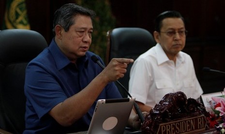 Rapat Terbatas. Meskipun jajaran penegak hukum telah melakukan reformasi, tapi masih banyak tantangan yang harus dihadapi. Oleh karena itu, Presiden meminta semua simpul untuk terus berbenah dan bergerak untuk penegakkan hukum. Presiden SBY menyampaikan ha