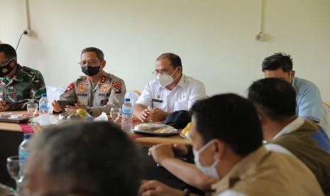 Rapat tertutup antara Gubernur Bangka Belitung (Babel) Erzaldi Rosman bersama Wakil Bupati Babar, Bong Ming Ming.  Dalam rapat yang digelar di Rumah Dinas Camat Tempilang, Rabu (28/7), juga dihadiri oleh Kapolda Babel Irjen Pol Anang Syarif Hidayat, Danrem 045/Garuda Jaya Jangkung Widyanto, serta para Kepala Perangkat Daerah terkait di Pemprov Babel dan Pemkab Babar. 