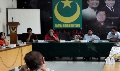  Rapat tertutup partai yang tidak lolos verifikasi di kantor Partai Bulan Bintang di Jakarta, Selasa (8/1).