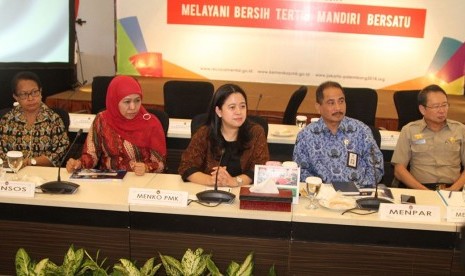 Rapat Tingkat Menteri (RTM) terkait antisipasi dampak erupsi gunung Agung, Siagat Darurat Bajir, dan Tanah Longsor, di Kantor Kemenko PMK, Jakarta Rabu (29/11).  