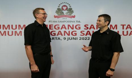 Rapat Umum Pemegang Saham Tahunan PT HM Sampoerna Tbk. (Sampoerna) pada Kamis (9/6/2022) di Jakarta menyetujui pergantian Presiden Direktur Sampoerna dari Mindaugas Trumpaitis (kiri) kepada Vassilis Gkatzelis (kanan). Vassilis memulai kariernya di Philip Morris pada 2003 dan telah mengemban tanggung jawab dan penugasan di berbagai negara, termasuk Yunani, Swiss, Maroko, dan Mesir.