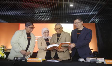 Rapat Umum Pemegang Saham Tahunan (RUPST) BTPN Syariah tidak hanya telah menyetujui Laporan Keuangan, Laporan Tahunan, Laporan Keberlanjutan tahun buku 2022, dan beberapa agenda lainnya, namun telah menyetujui juga penetapan Dewi Nuzulianti sebagai direktur menggantikan Gatot Adhi Prasetyo, serta Mulya E Siregar sebagai komisaris menggantikan Yenny Lim.