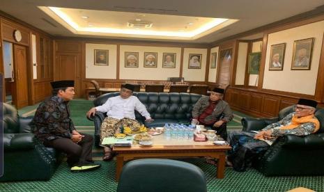 Rapat khusus jajaran PBNU Rabu (20/10) dihadiri Rais Am PBNU KH Miftachul Akhyar, Katib Am PBNU KH Yahya Cholil Staquf, Ketua Umum Prof KH Said Aqil Siroj dan Sekjen PBNU Helmy Faisal untuk menetapkan panitia Muktamar ke-34.