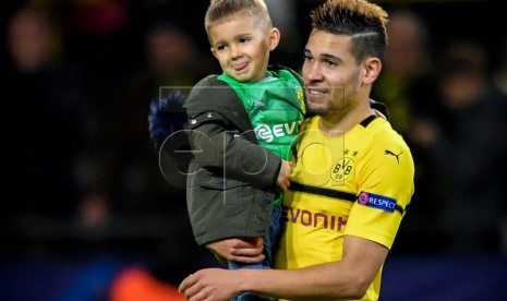 Bek Borussia Dortmund Raphael Guerreiro. Barcelona dikabarkan tertarik mendatangkan Raphael Guerreiro pada bursa transfer musim panas tahun ini.