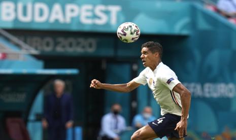 Raphael Varane dari Prancis beraksi selama pertandingan sepak bola babak penyisihan grup F UEFA EURO 2020 antara Hongaria dan Prancis di Budapest, Hongaria, 19 Juni 2021.