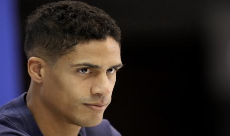 Pemain belakang Manchester United (MU) Raphael Varane.