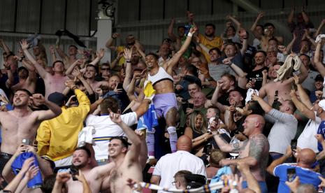 Raphinha dari Leeds United, tengah, merayakan di tribun bersama para penggemar setelah pertandingan sepak bola Liga Inggris antara Brentford dan Leeds United, di Brentford Community Stadium, di London, Ahad, 22 Mei 2022. 