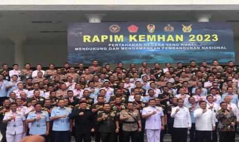 Presiden Joko Widodo (ketiga kanan), Menteri Pertahanan Prabowo Subianto (kedua kanan) didampingi petinggi TNI Polri saat menghadiri Rapat Pimpinan (Rapim) Kementerian Pertahanan (Kemhan) 2023 di kantor Kemhan, Jalan Medan Merdeka Barat, Jakarta Pusat, Rabu (18/1/2023). Dalam Rapim Kemhan ini, sejumlah alutsista buatan dalam negeri dipamerkan di depan kantor Kemhan. Dua di antaranya tank Harimau dan kendaraan tempur Anoa-2 6x6 yang dikembangkan PT Pindad.