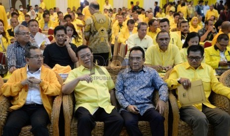 Rapimnas II Golkar. Ketua Umum Partai Golkar versi Munas Ancol Agung (tengah) bersama fungsionaris partai memberikan paparan saat pembukaan Rapimnas II Partai Golkar versi Munas Ancol di Kantor DPP Golkar, Jakarta, Selasa (19/5).