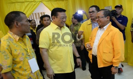 Rapimnas II Golkar. Ketua Umum Partai Golkar versi Munas Ancol Agung (tengah) bersama fungsionaris partai memberikan paparan saat pembukaan Rapimnas II Partai Golkar versi Munas Ancol di Kantor DPP Golkar, Jakarta, Selasa (19/5).