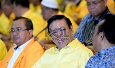 Rapimnas II Golkar. Ketua Umum Partai Golkar versi Munas Ancol Agung (tengah) bersama fungsionaris partai memberikan paparan saat pembukaan Rapimnas II Partai Golkar versi Munas Ancol di Kantor DPP Golkar, Jakarta, Selasa (19/5).