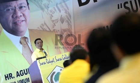 Rapimnas II Golkar. Ketua Umum Partai Golkar versi Munas Ancol Agung Laksono memberikan paparan saat pembukaan Rapimnas II Partai Golkar versi Munas Ancol di Kantor DPP Golkar, Jakarta, Selasa (19/5).