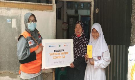 Rasa senang dan bahagia terpancar dari wajah Destia dan ibunya saat relawan Rumah Zakat bersilaturahmi ke rumah saudaranya yang sederhana di daerah Johar Baru, Rabu (29/9). Kunjungan tersebut dimaksudkan untuk menyerahkan bantuan yatim berupa ponsel hasil donasi sinergi PT KitabisaIndonesia, Forum Zakat, HFI dan Rumah Zakat.