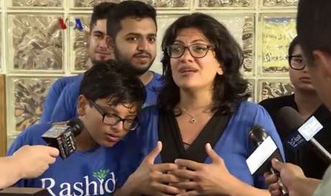 Rashida Tlaib (tengah)