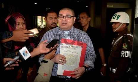  Rasman Arif Nasution sebagai tim kuasa hukum Komjen Pol. Budi Gunawan, memperlihatkan berkas ketika melaporkan pimpinan KPK ke Kejaksaan Agung di Jakarta, Rabu (21/1). (Republika/ Wihdan)