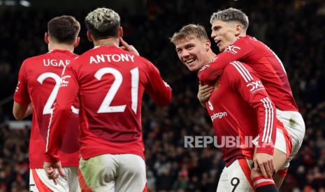 Rasmus Hojlund (kedua kanan) dari Manchester United merayakan gol ketiga timnya ke gawang Bodo/Glimt selama pertandingan Liga Eropa di Old Trafford, Manchester, Jumat (29/11/2024) dini hari WIB.